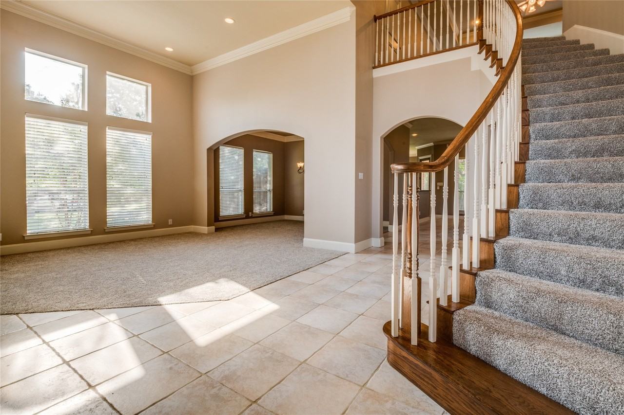 801 Camelot Ct - Photo 5 of 38