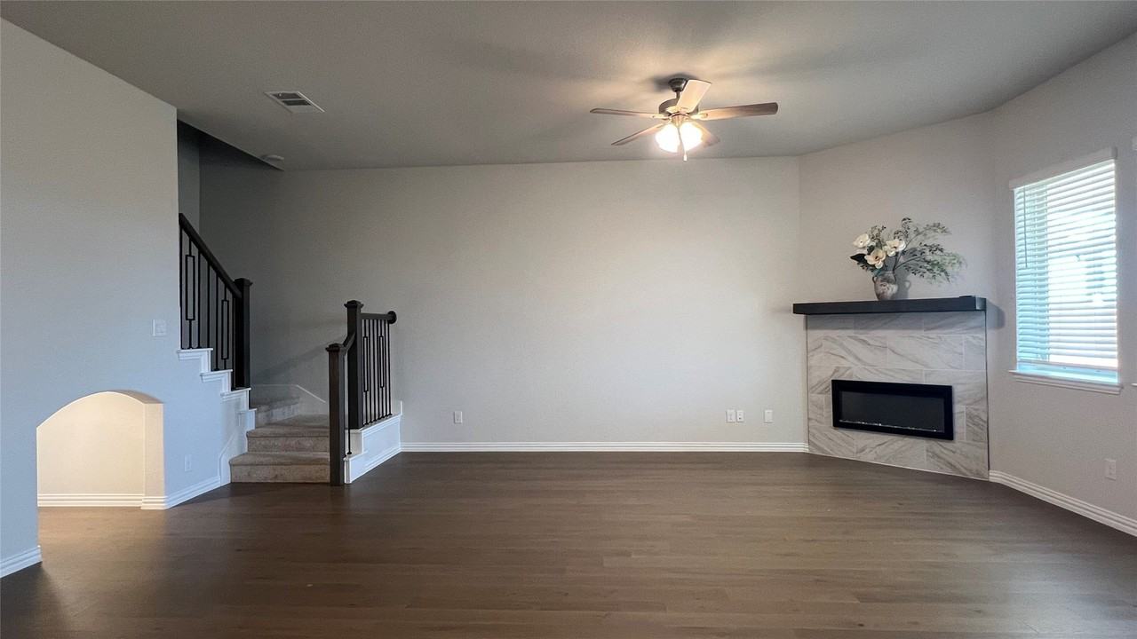 3033 Burwick Ln - Photo 4 of 38