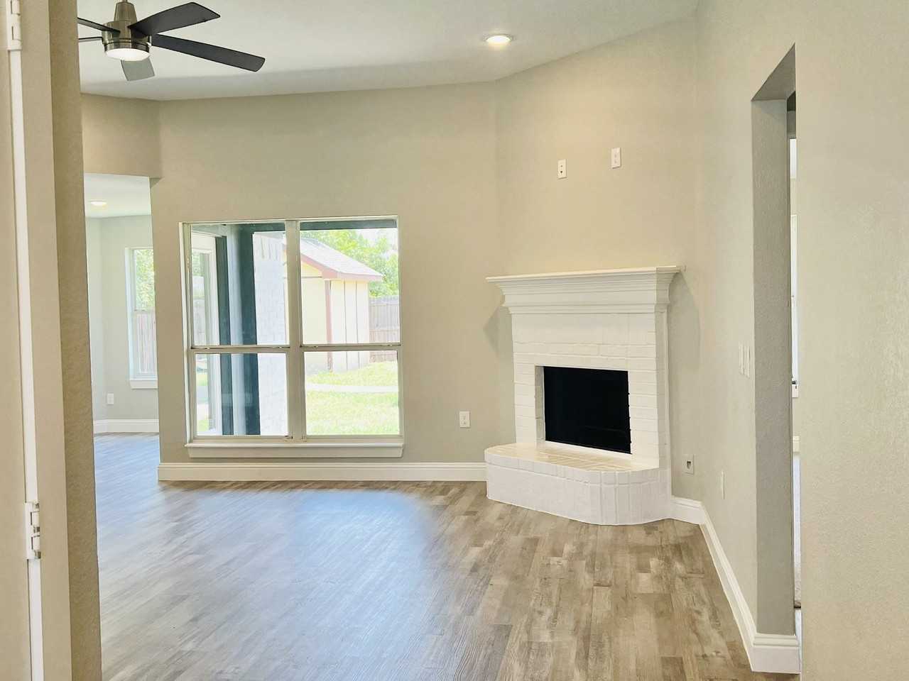 1516 Powder Horn Ln - Photo 2 of 18