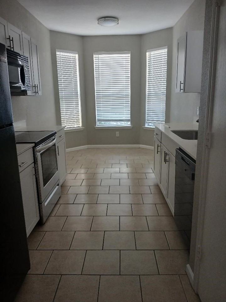 7208 Park Creek Dr - Photo 3 of 7