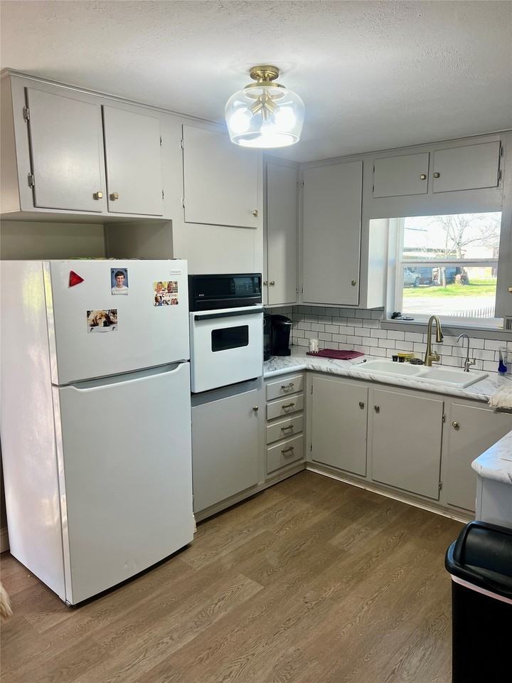 216 Woodlawn Ave - Photo 7 of 11