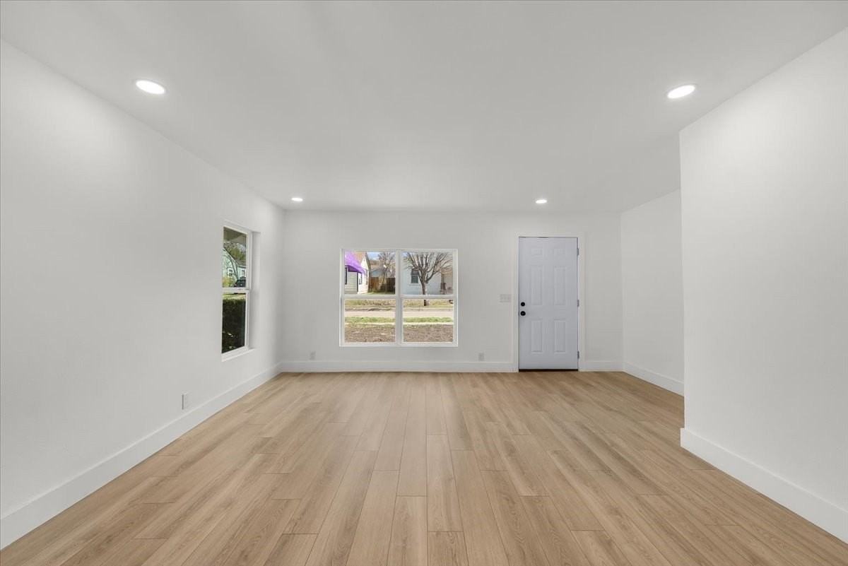 3024 James Ave - Photo 4 of 30