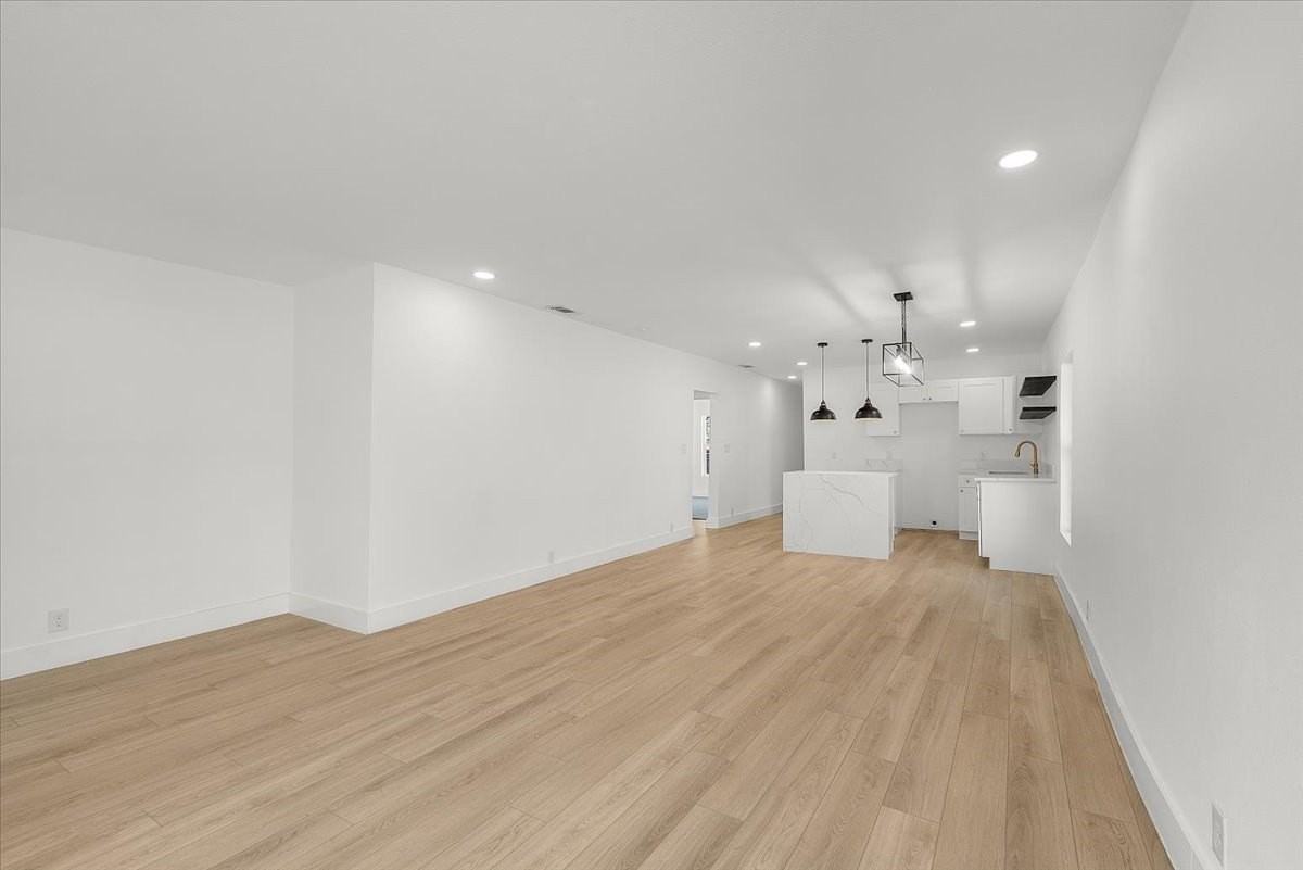 3024 James Ave - Photo 5 of 30