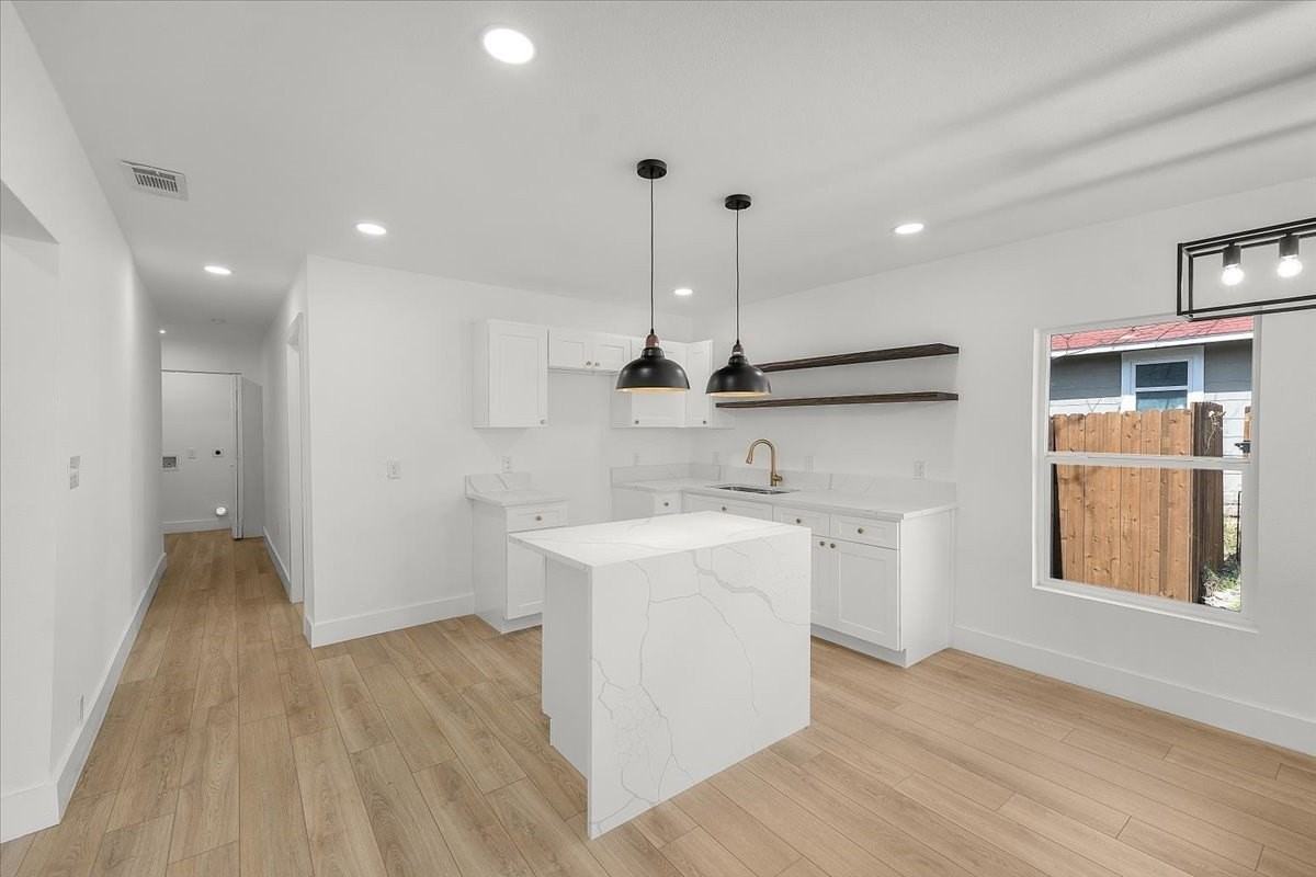 3024 James Ave - Photo 7 of 30