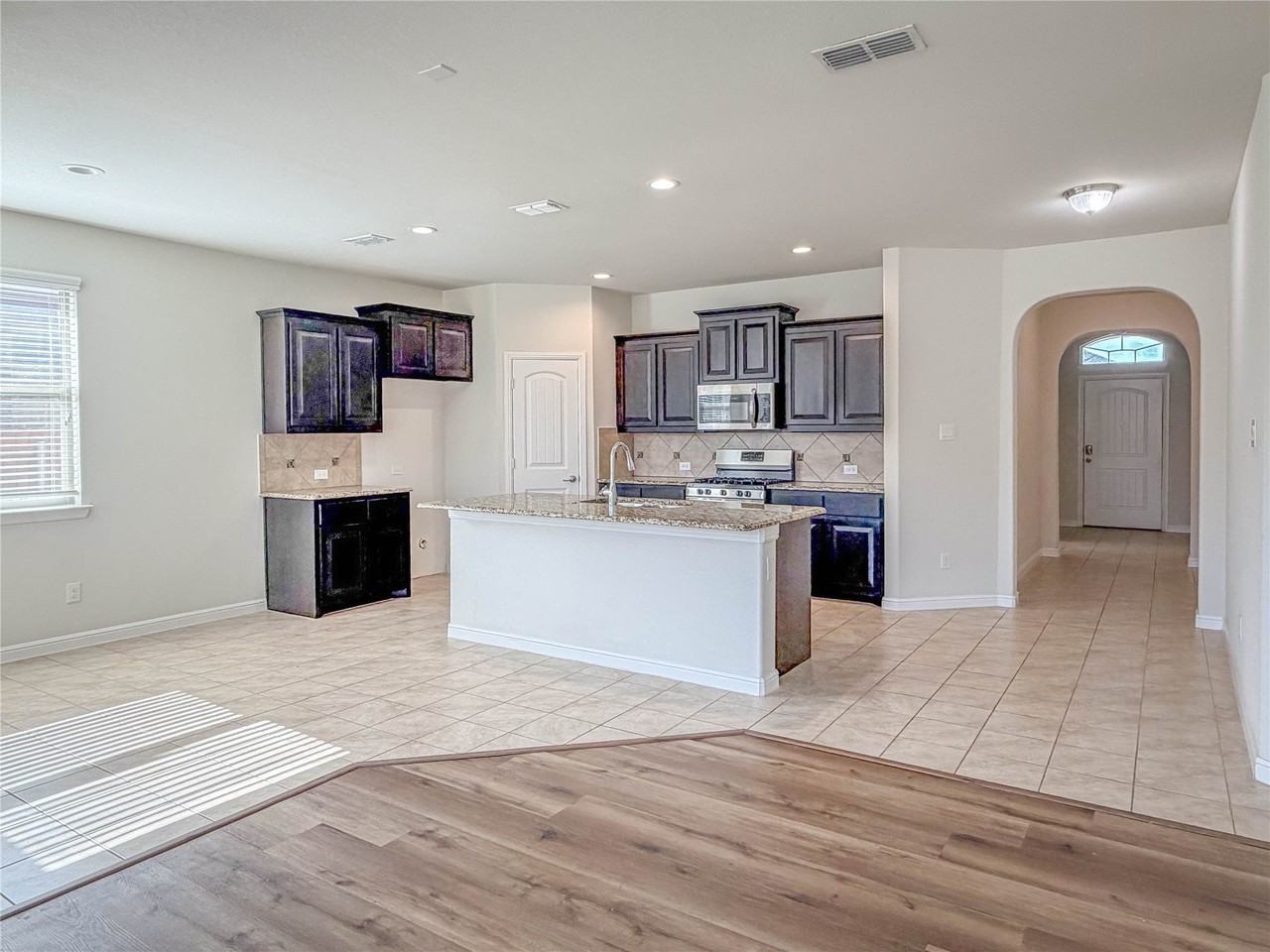 1117 Genola Dr - Photo 2 of 16