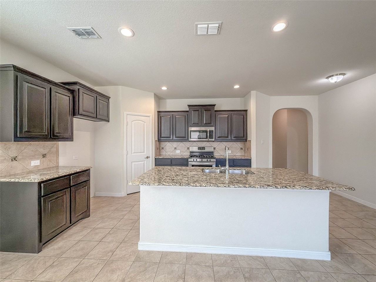 1117 Genola Dr - Photo 3 of 16