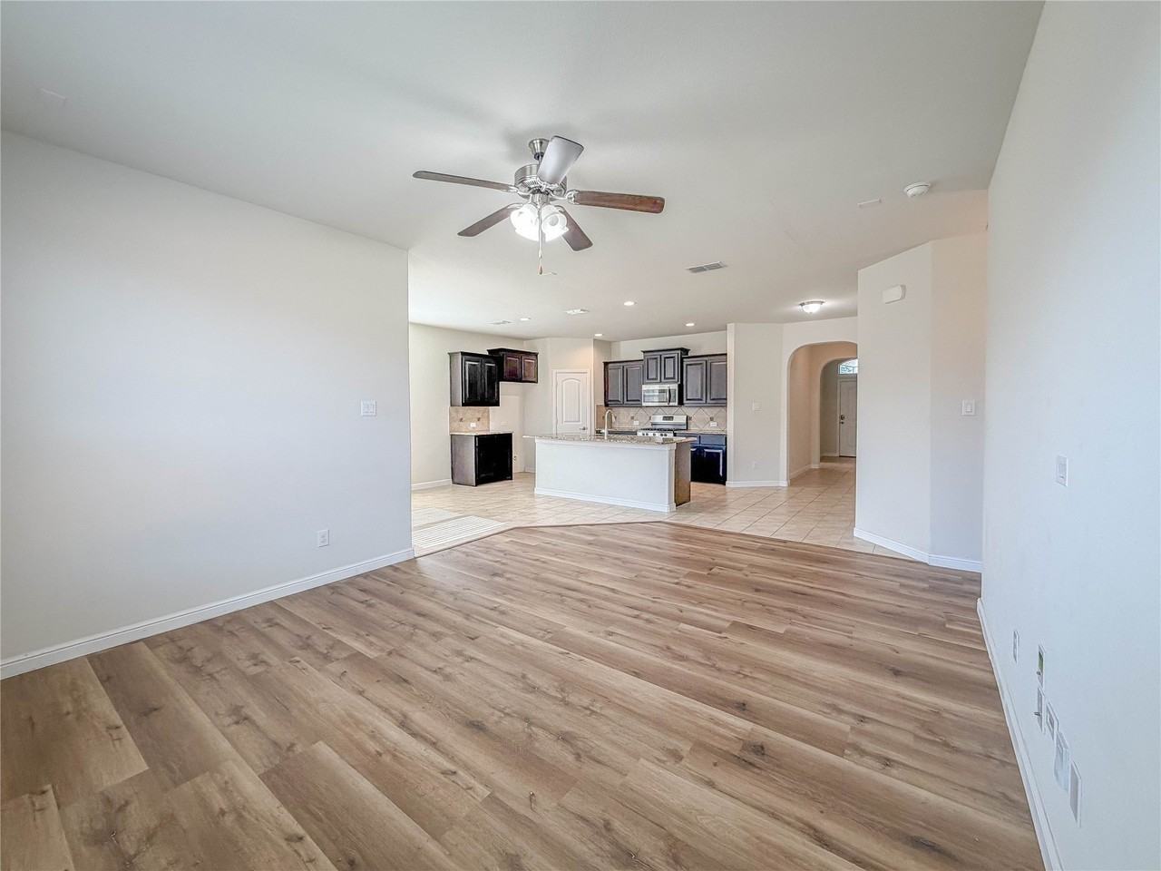 1117 Genola Dr - Photo 7 of 16