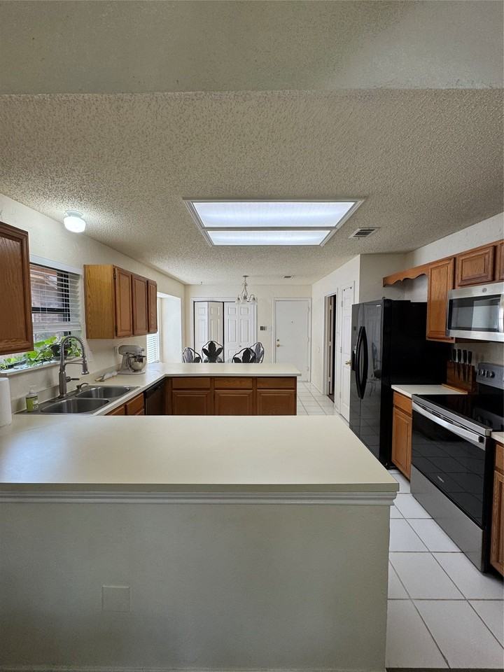 521 Post Oak Rd - Photo 4 of 16