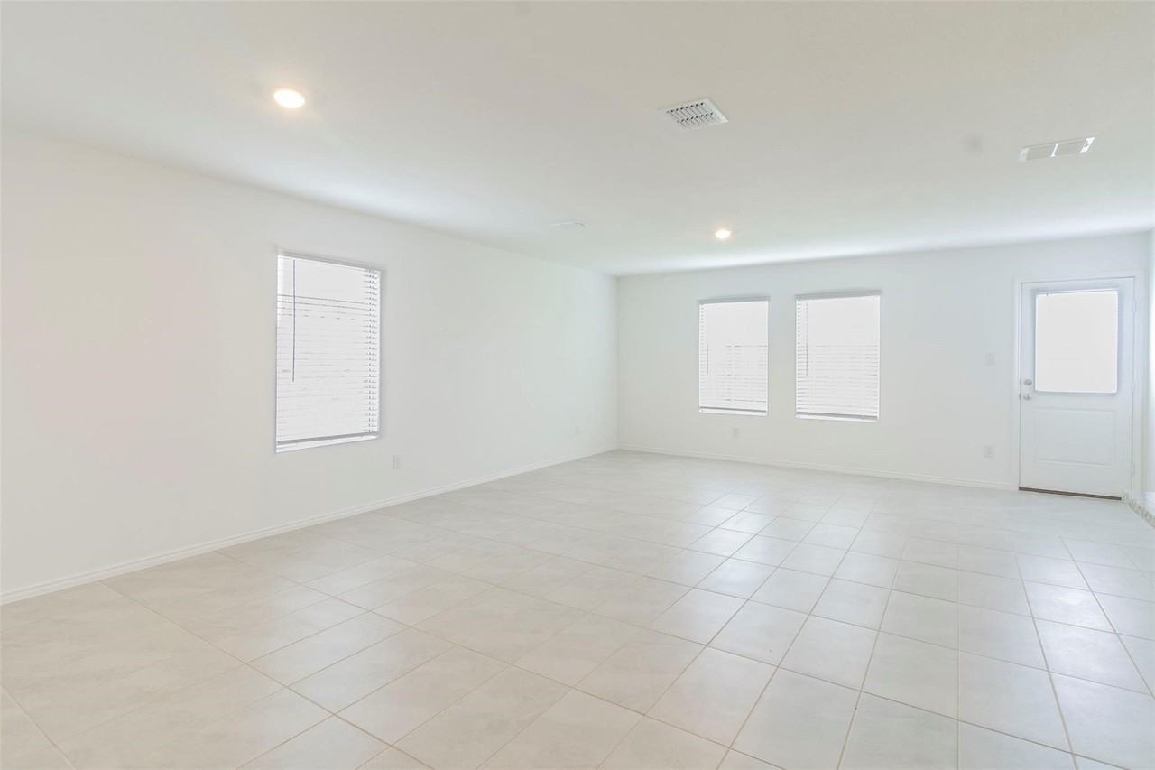 1130 Arborwood Dr - Photo 3 of 26