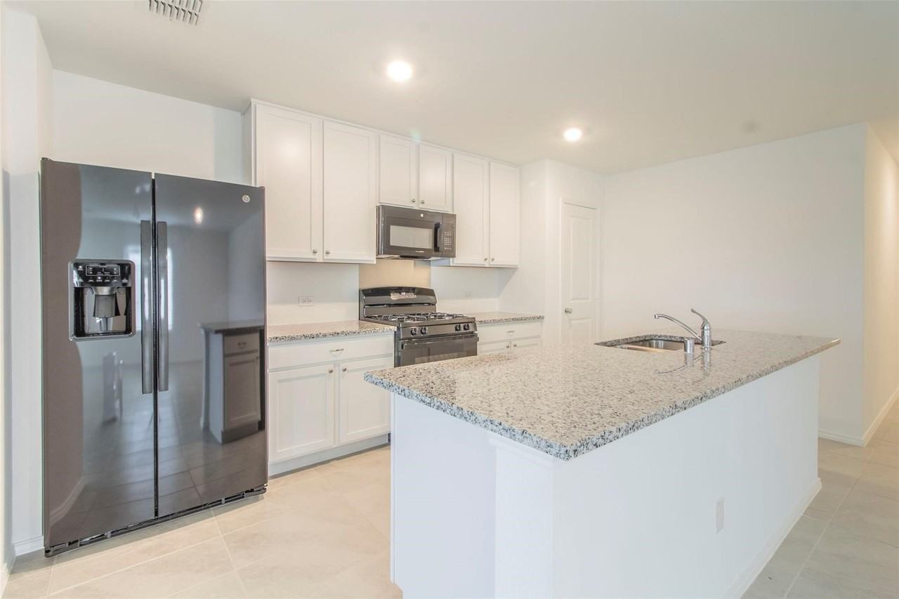 1130 Arborwood Dr - Photo 4 of 26