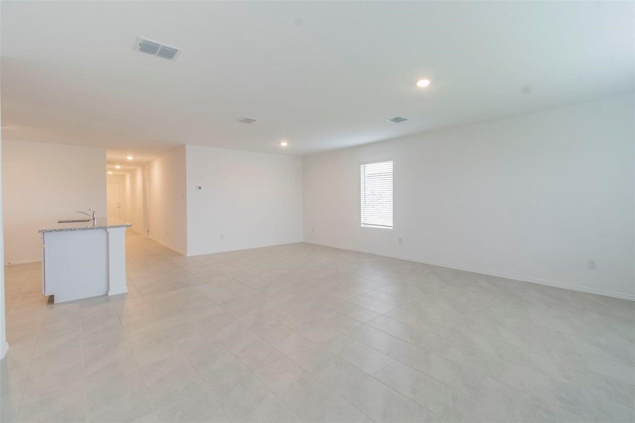 1130 Arborwood Dr - Photo 7 of 26