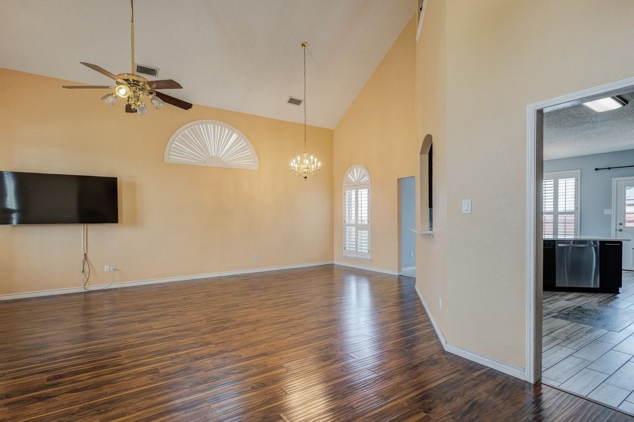 1726 Northampton Dr - Photo 2 of 26