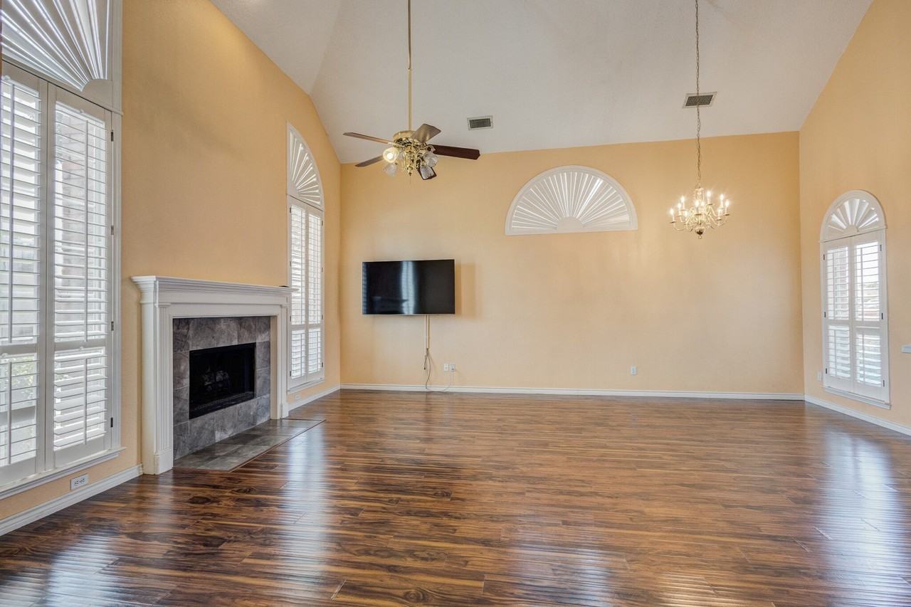 1726 Northampton Dr - Photo 3 of 26