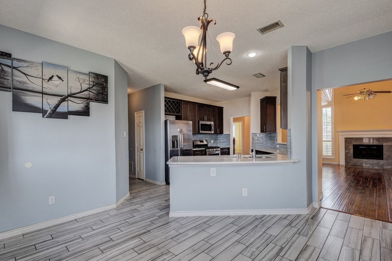 1726 Northampton Dr - Photo 7 of 26