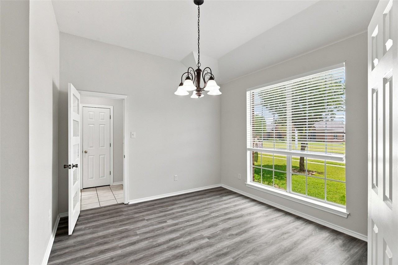 1033 Suffolk Ln - Photo 3 of 21