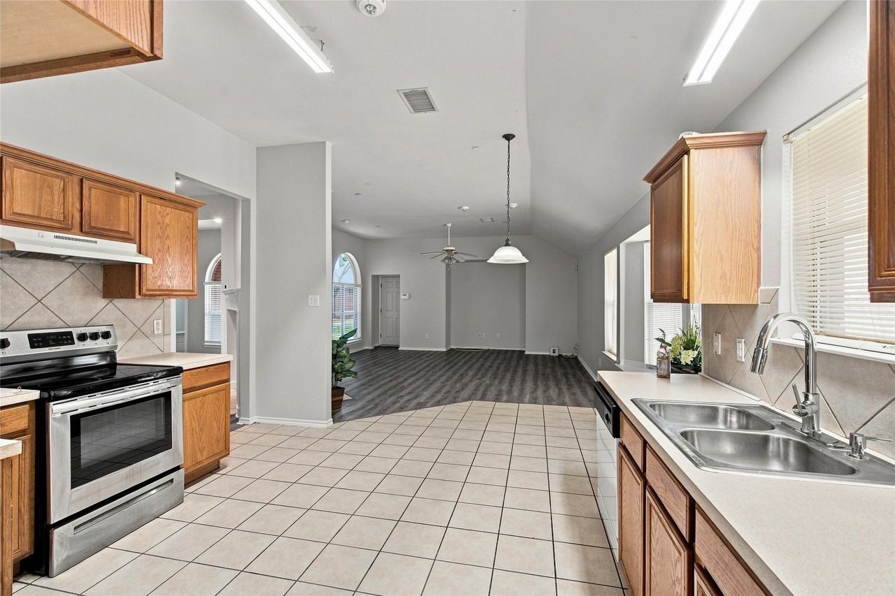 1033 Suffolk Ln - Photo 4 of 21