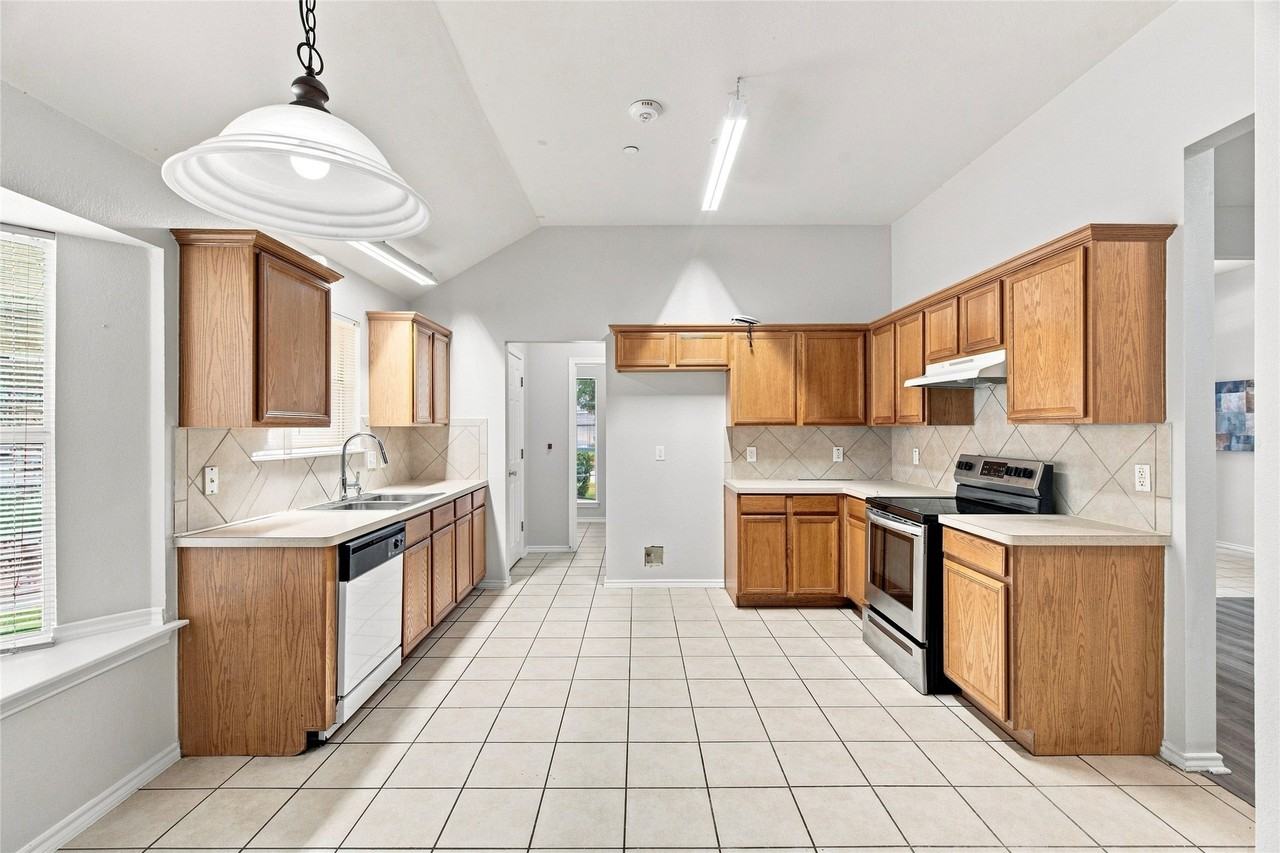 1033 Suffolk Ln - Photo 5 of 21