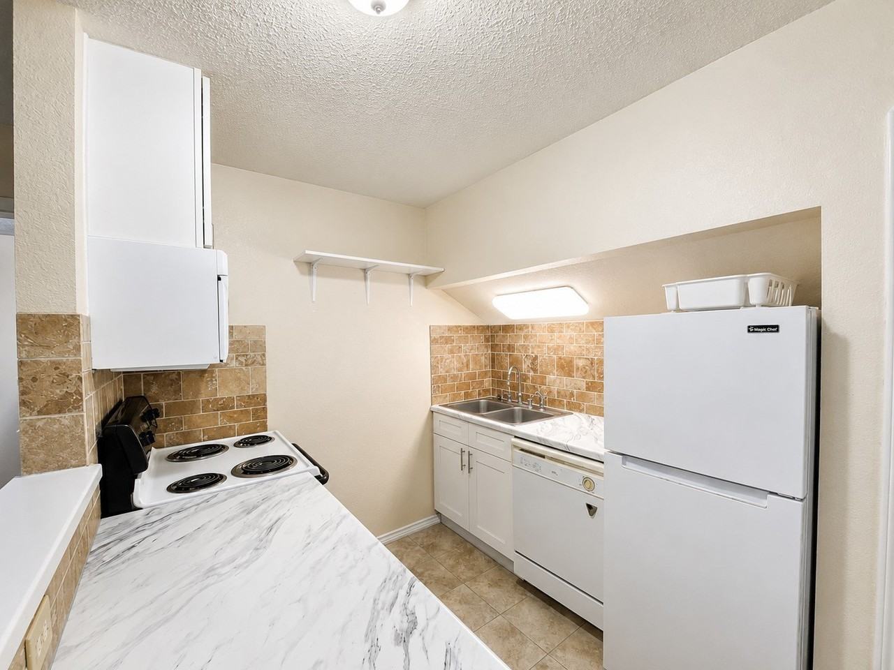 910 Hillside Beach Dr - Photo 3 of 15
