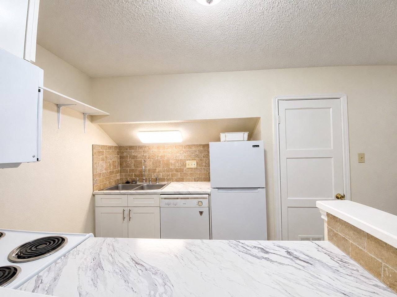 910 Hillside Beach Dr - Photo 5 of 15