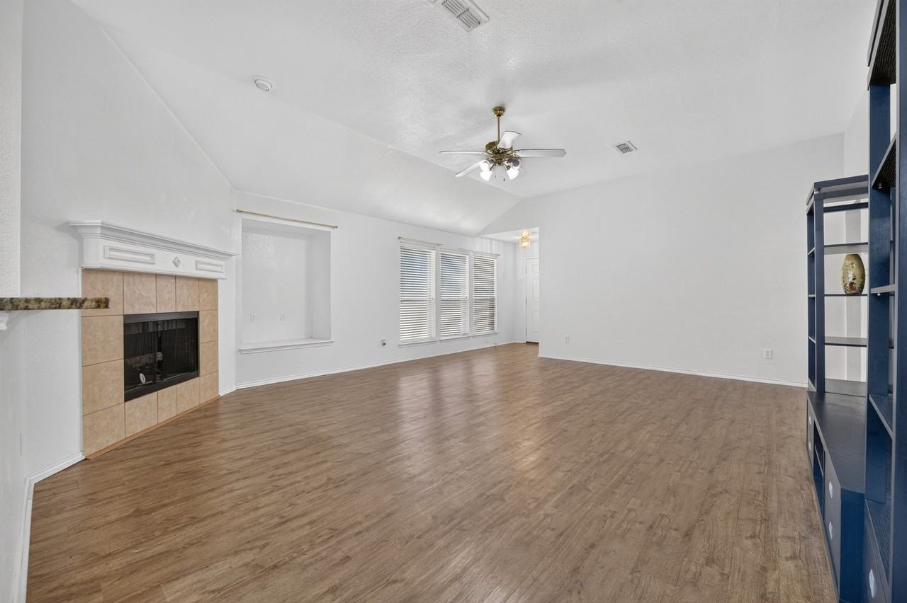 803 E Alexander Ln - Photo 2 of 8