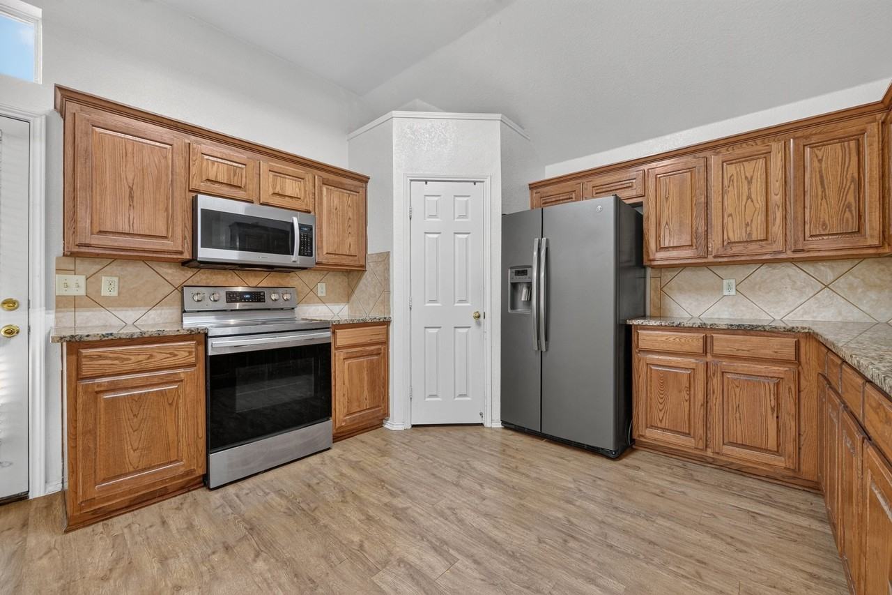 803 E Alexander Ln - Photo 3 of 8