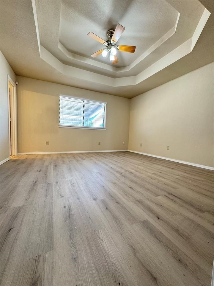 528 Post Oak Ln - Photo 3 of 18