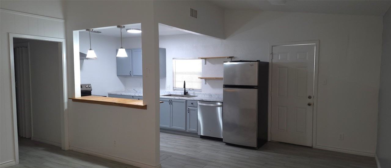 708 Truman St - Photo 4 of 16