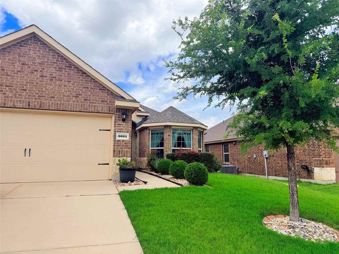 3601 Sabine Dr - Photo 2 of 26