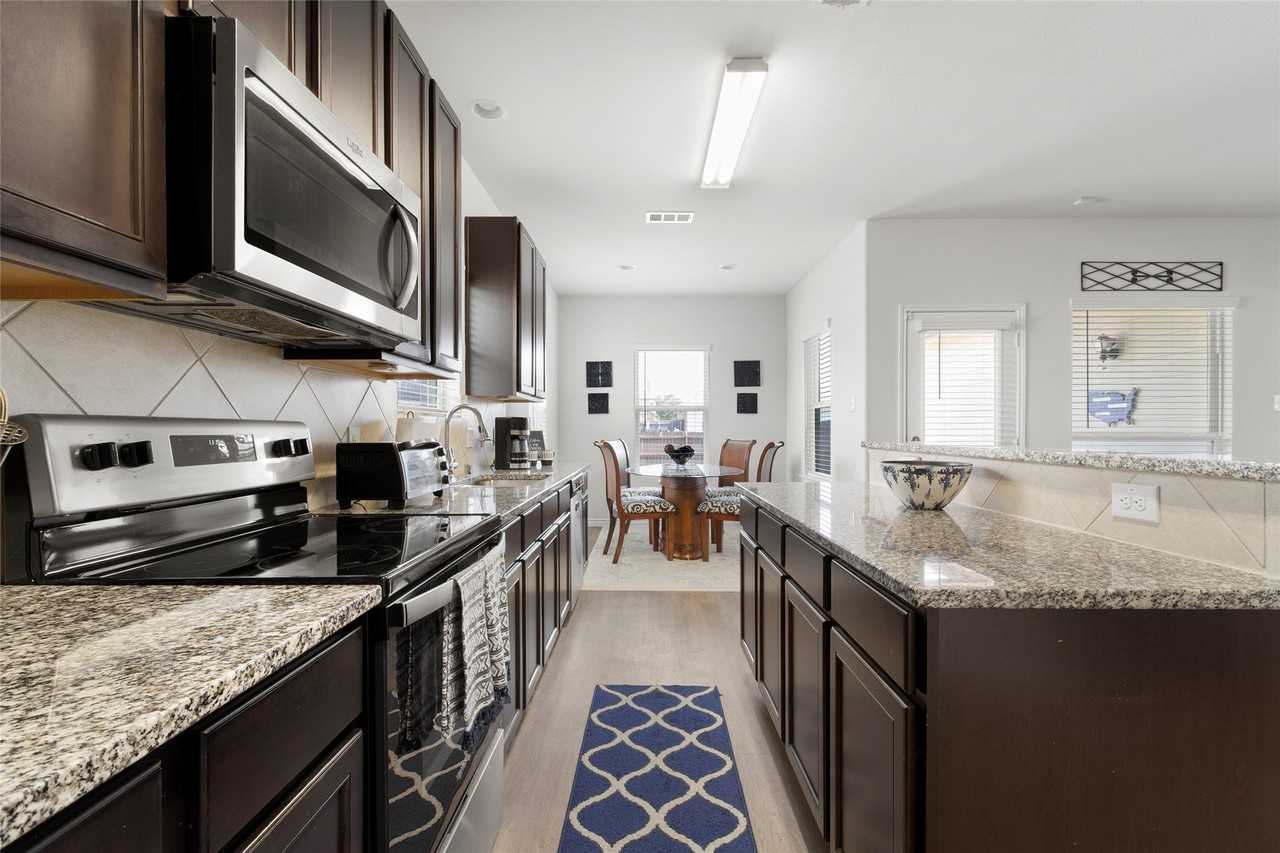 2057 Buttonwood St - Photo 7 of 23