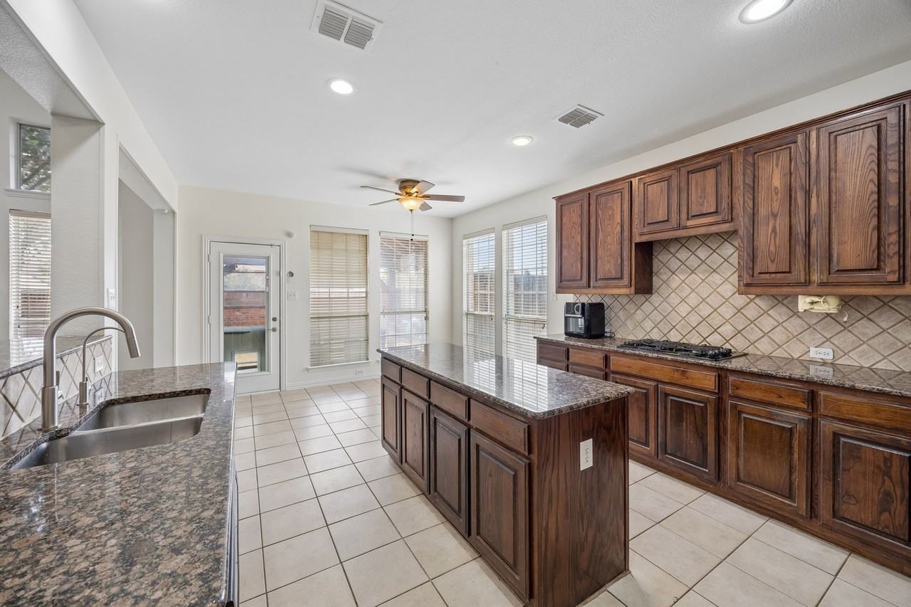 1608 Wagon Wheel Dr - Photo 2 of 40