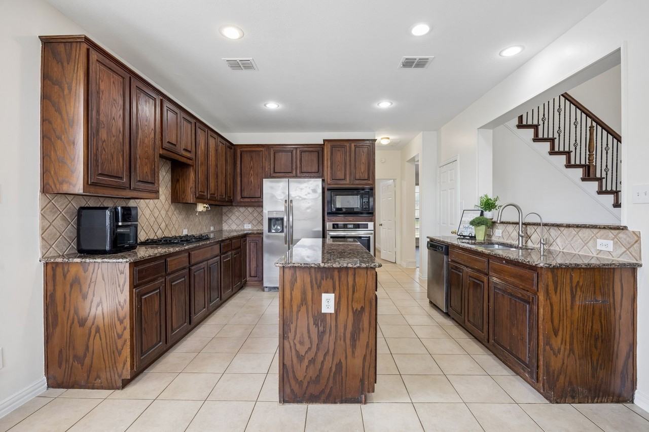 1608 Wagon Wheel Dr - Photo 3 of 40