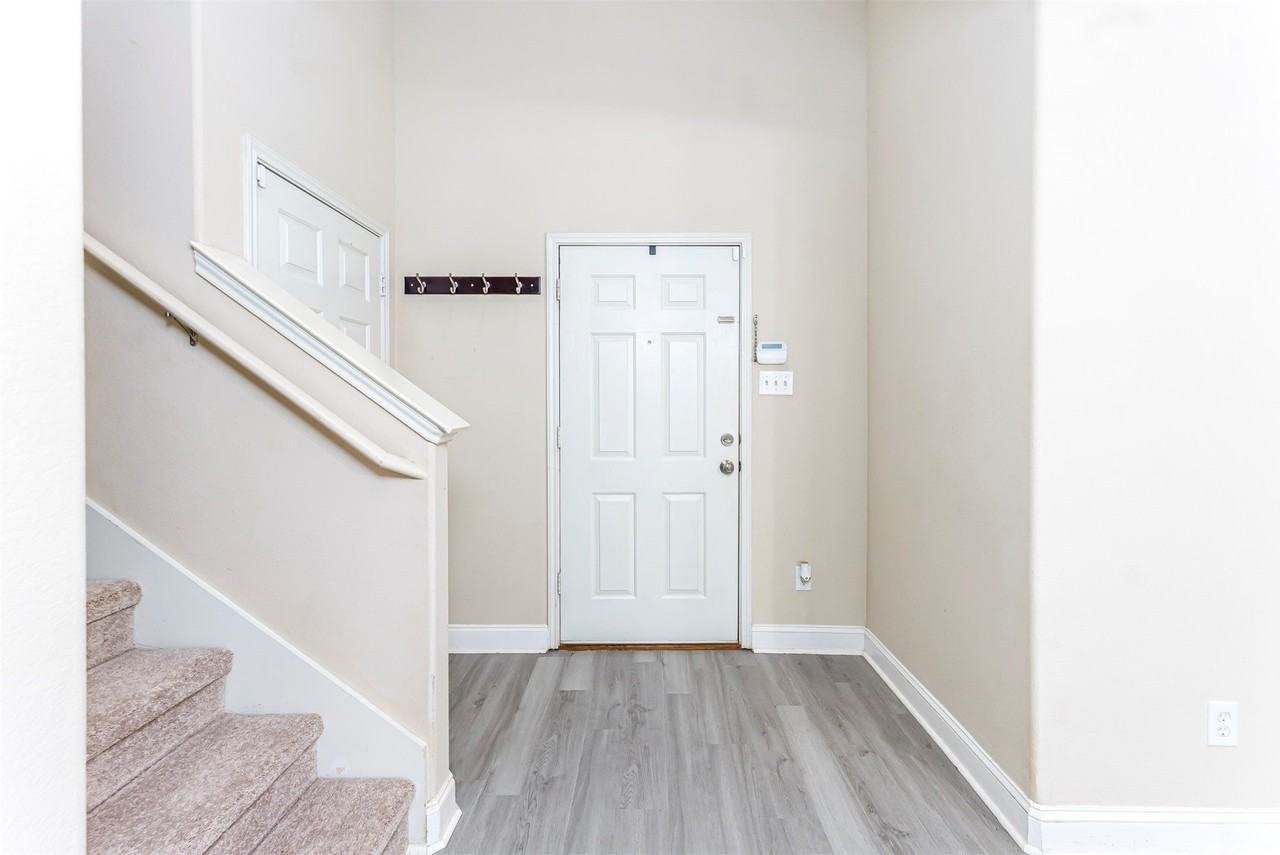 5946 Harbor Glen Dr - Photo 4 of 28