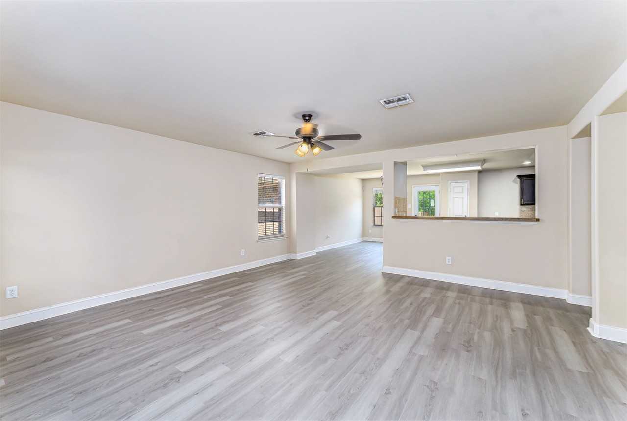 5946 Harbor Glen Dr - Photo 5 of 28