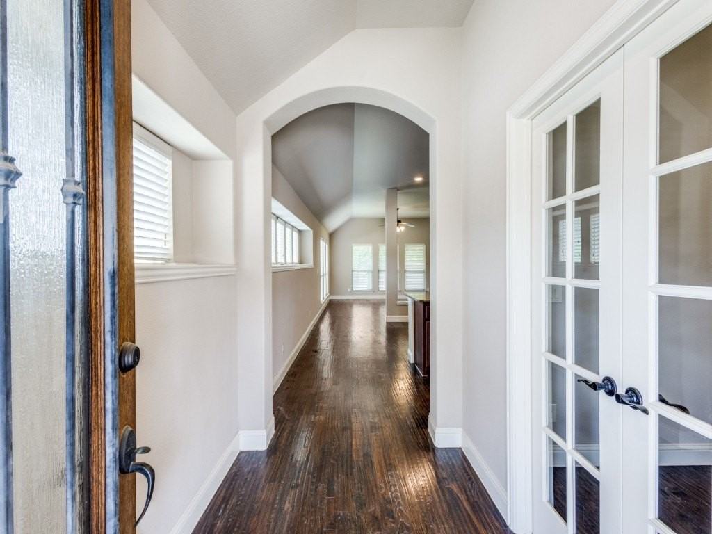 1722 Sherwood Dr - Photo 3 of 15