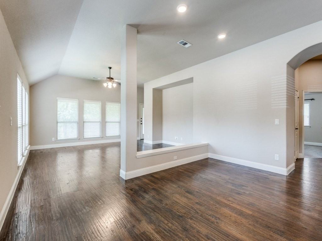 1722 Sherwood Dr - Photo 4 of 15