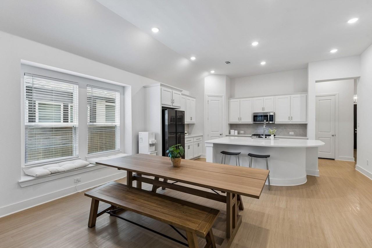 1613 Sandhill Ln - Photo 4 of 20