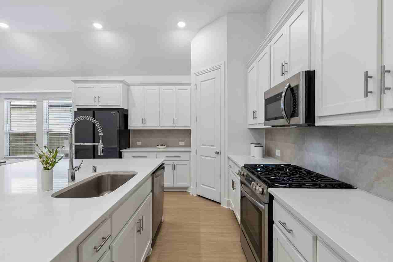 1613 Sandhill Ln - Photo 6 of 20