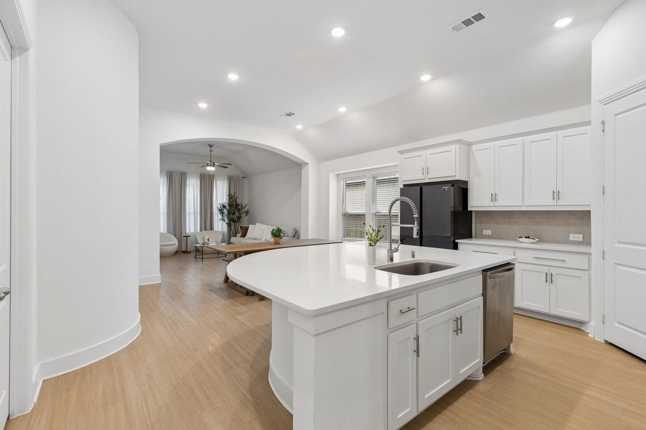 1613 Sandhill Ln - Photo 7 of 20