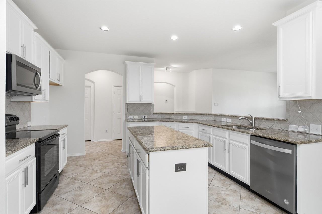 15636 Gatehouse Dr - Photo 3 of 31