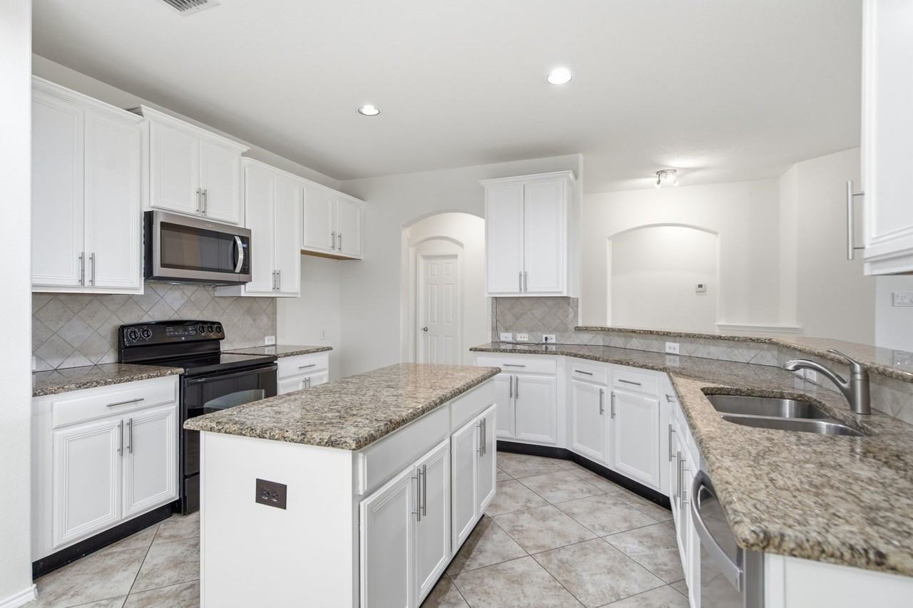 15636 Gatehouse Dr - Photo 4 of 31