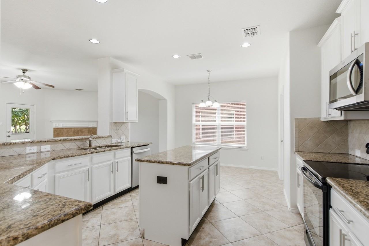 15636 Gatehouse Dr - Photo 5 of 31