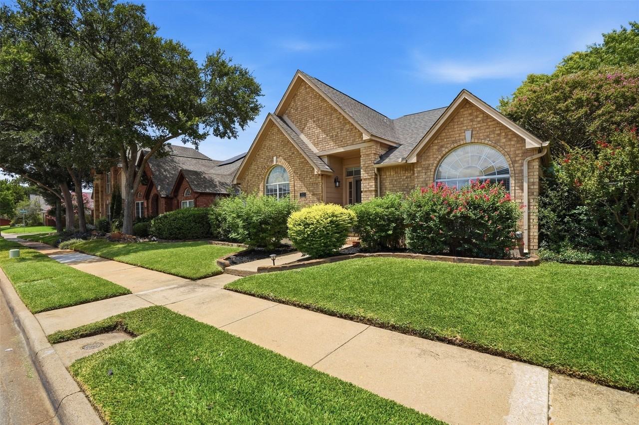 313 Pecos Trl - Photo 2 of 34