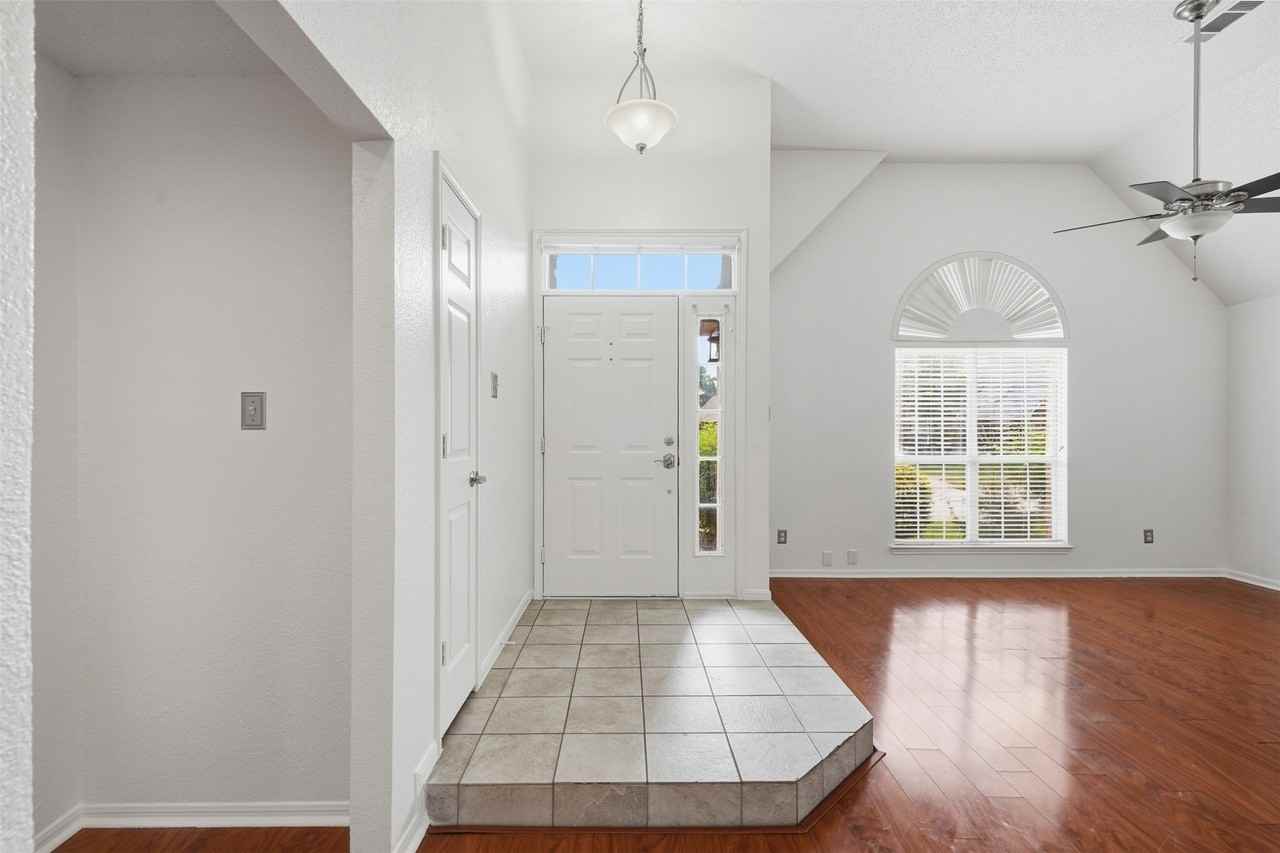 313 Pecos Trl - Photo 7 of 34