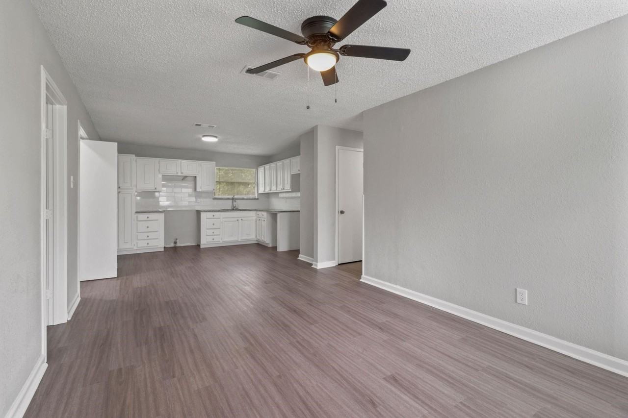 3847 Castle Hills Dr - Photo 3 of 13