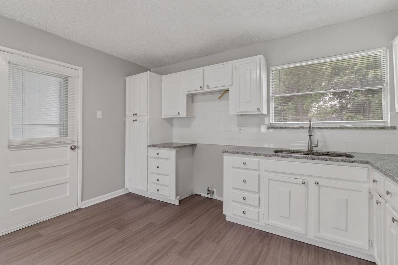 3847 Castle Hills Dr - Photo 4 of 13