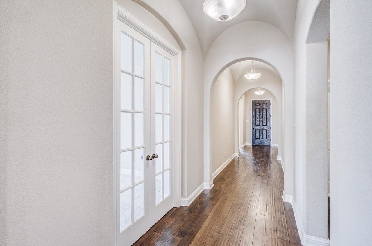 15609 Canyon Rdg - Photo 3 of 29
