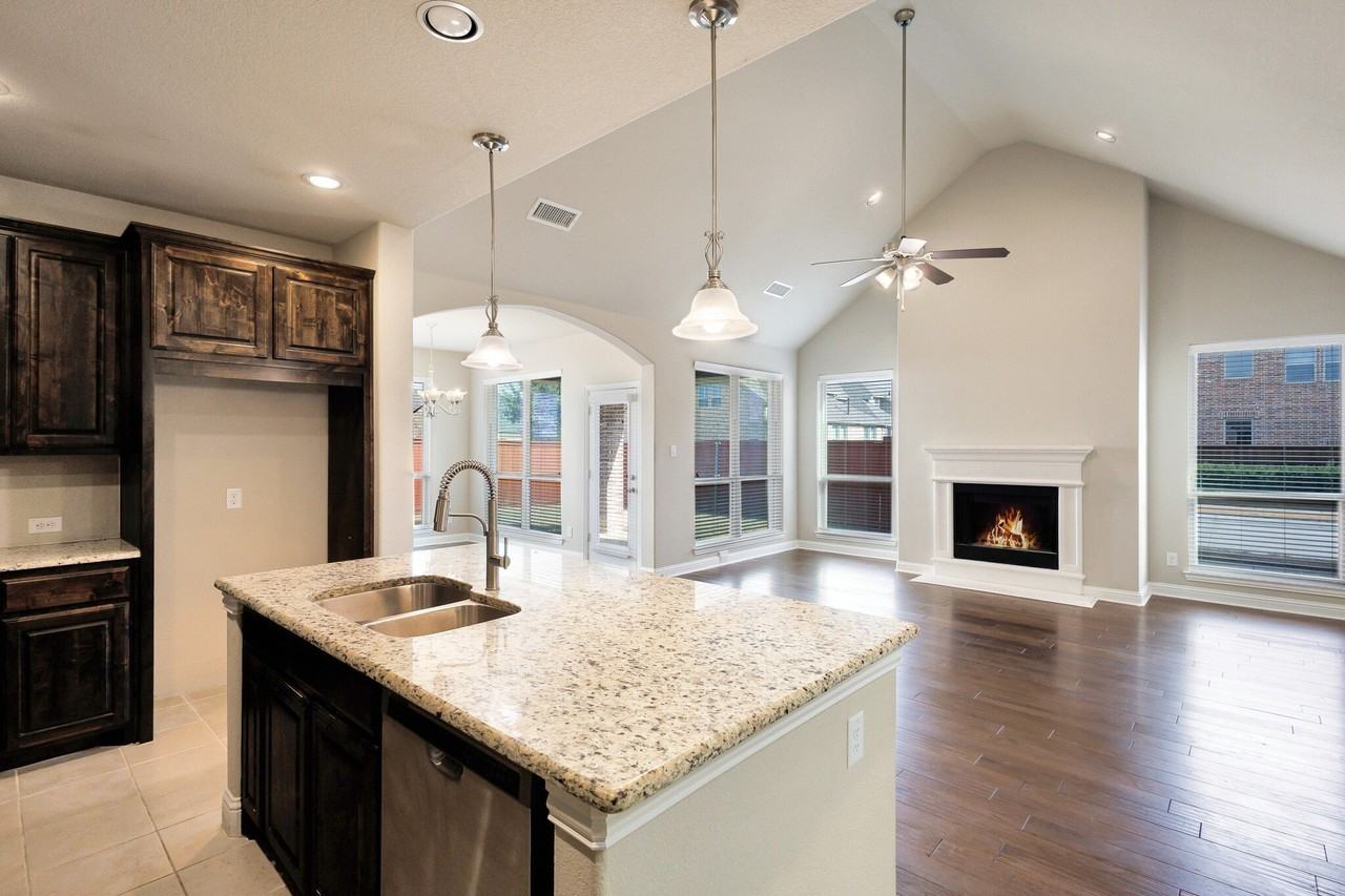 15609 Canyon Rdg - Photo 4 of 29