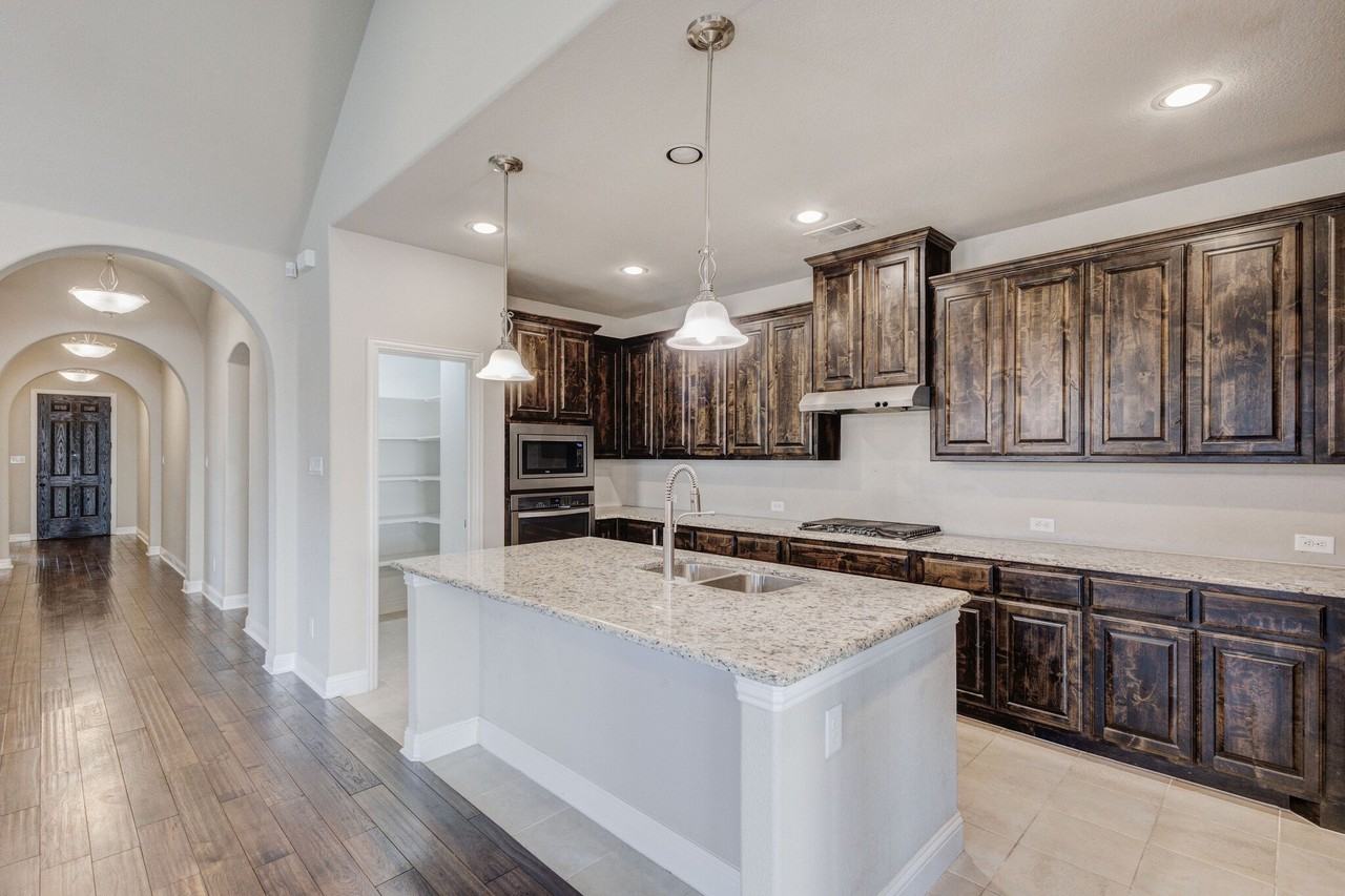 15609 Canyon Rdg - Photo 5 of 29