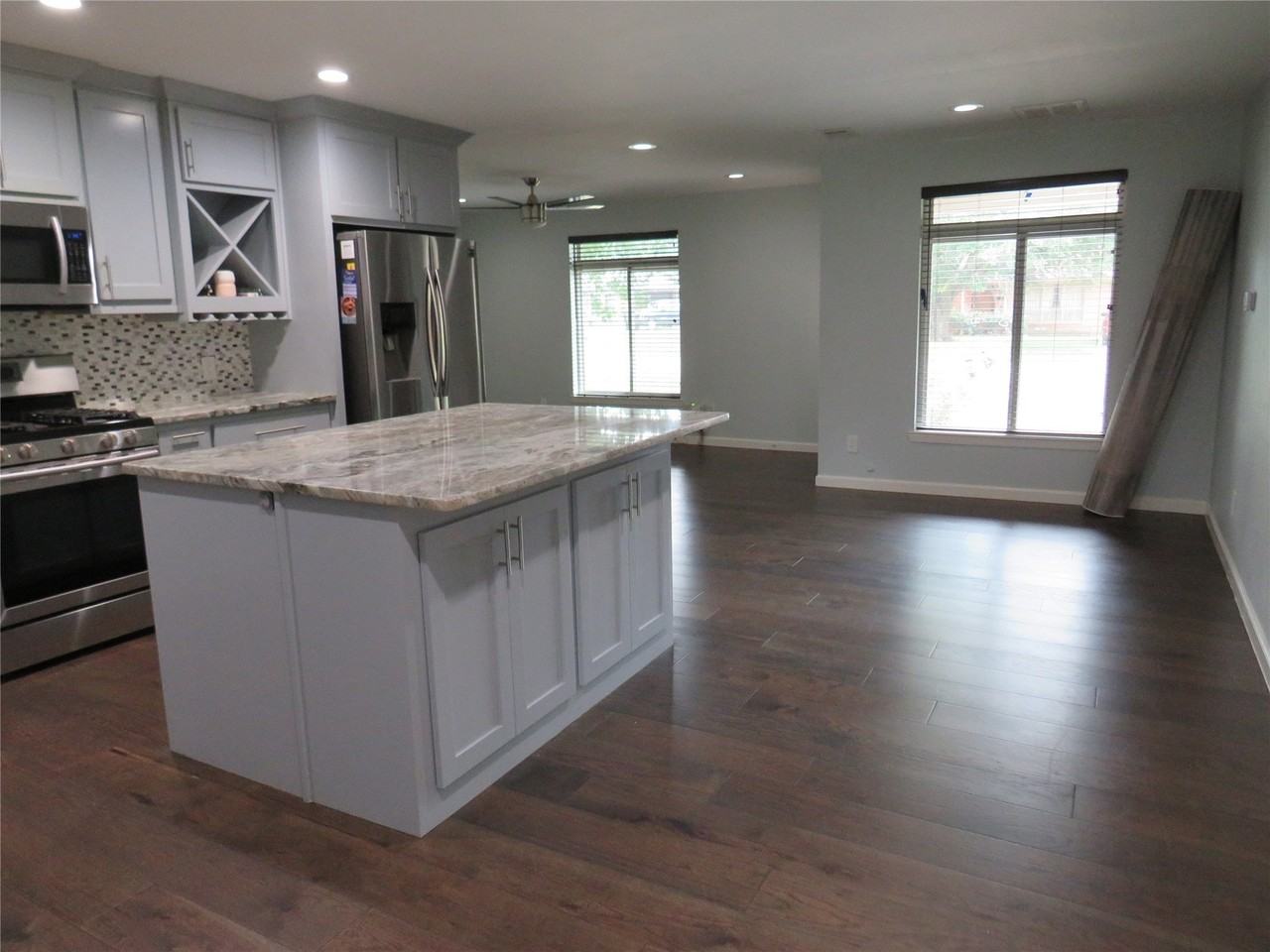 1026 Thomas St - Photo 2 of 20