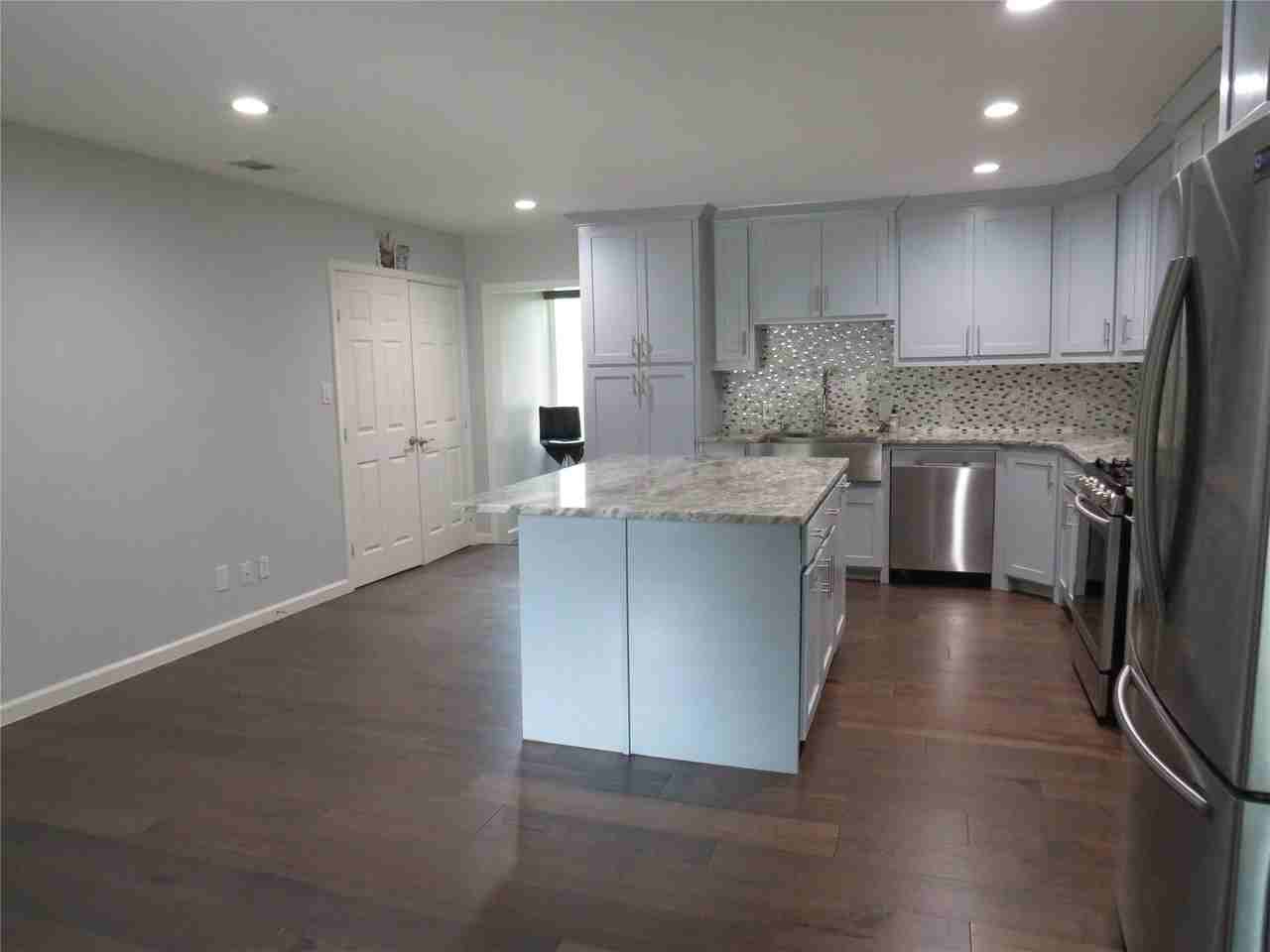 1026 Thomas St - Photo 3 of 20